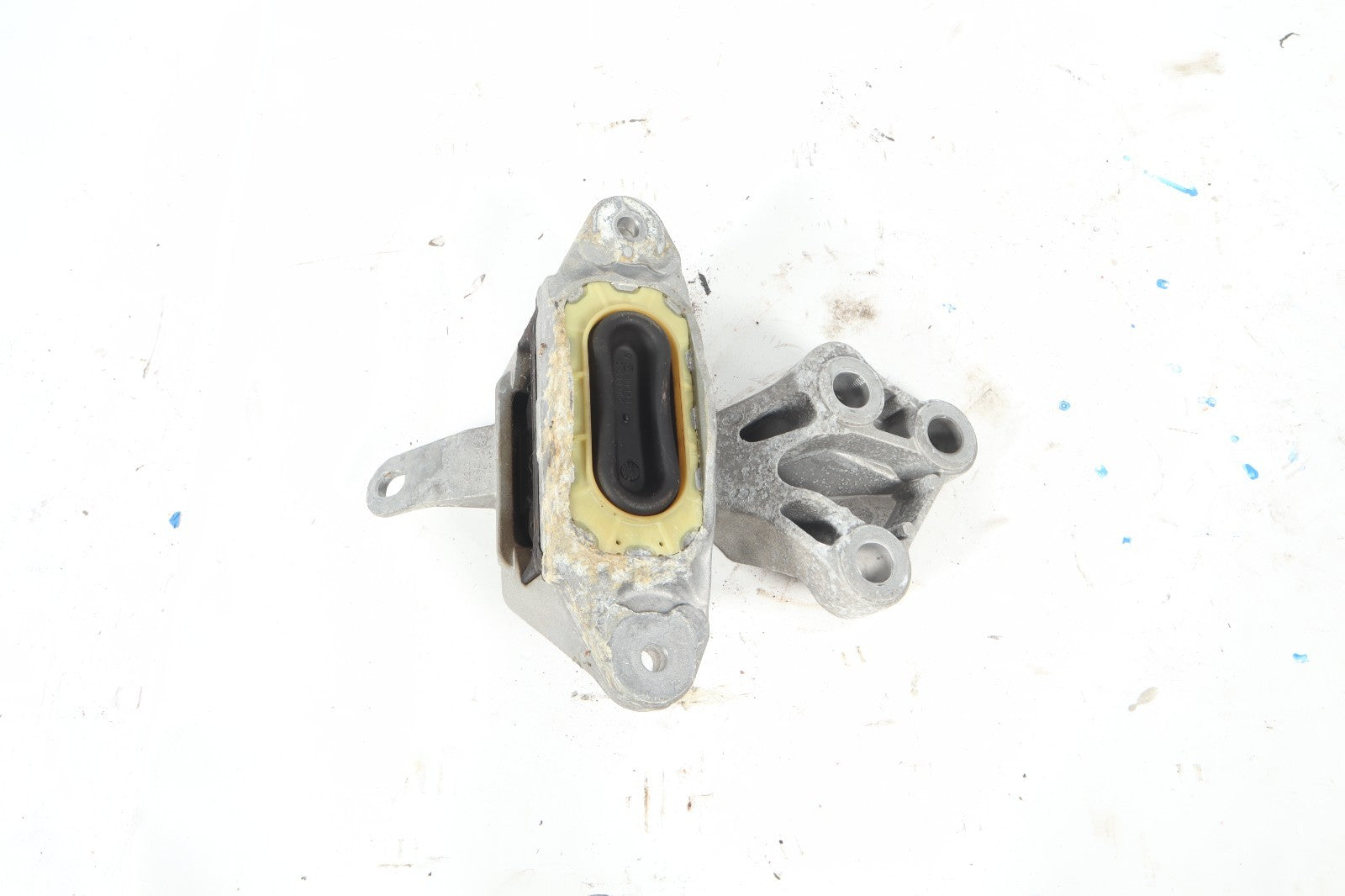2016–2019 BUICK CASCADA FRONT LEFT ENGINE MOUNT BRACKET OEM 13248548