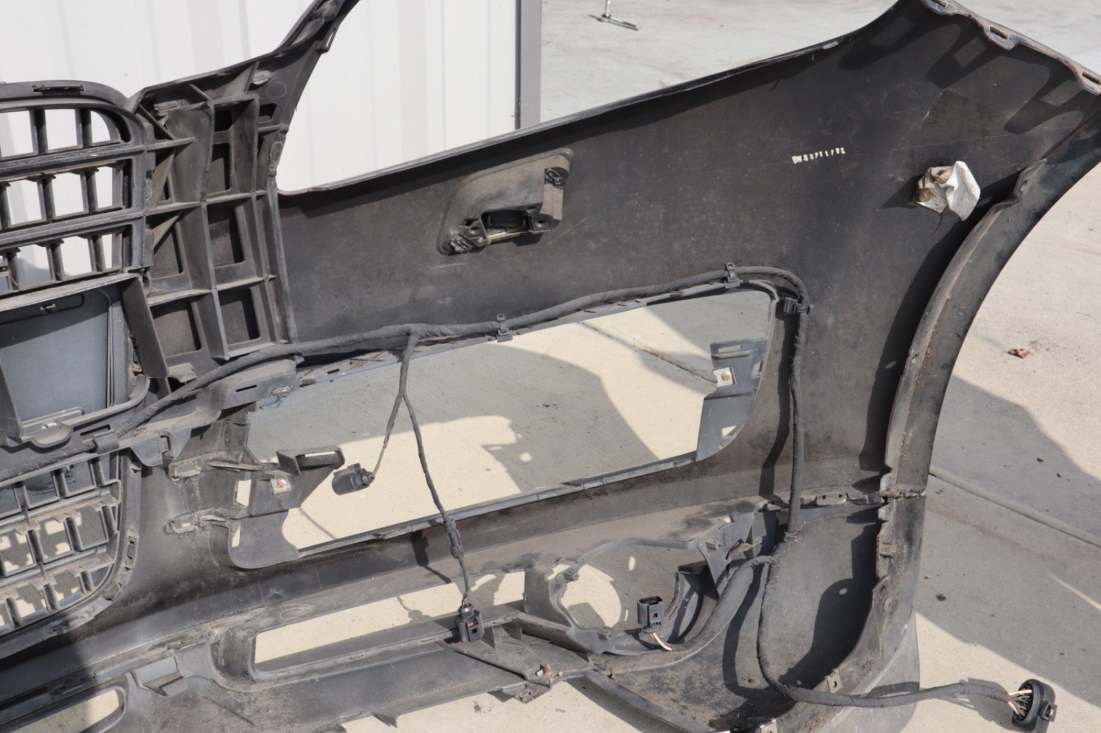 2007-2009 AUDI Q7 4L FRONT BUMPER COVER W/ GRILLE BADGE OEM