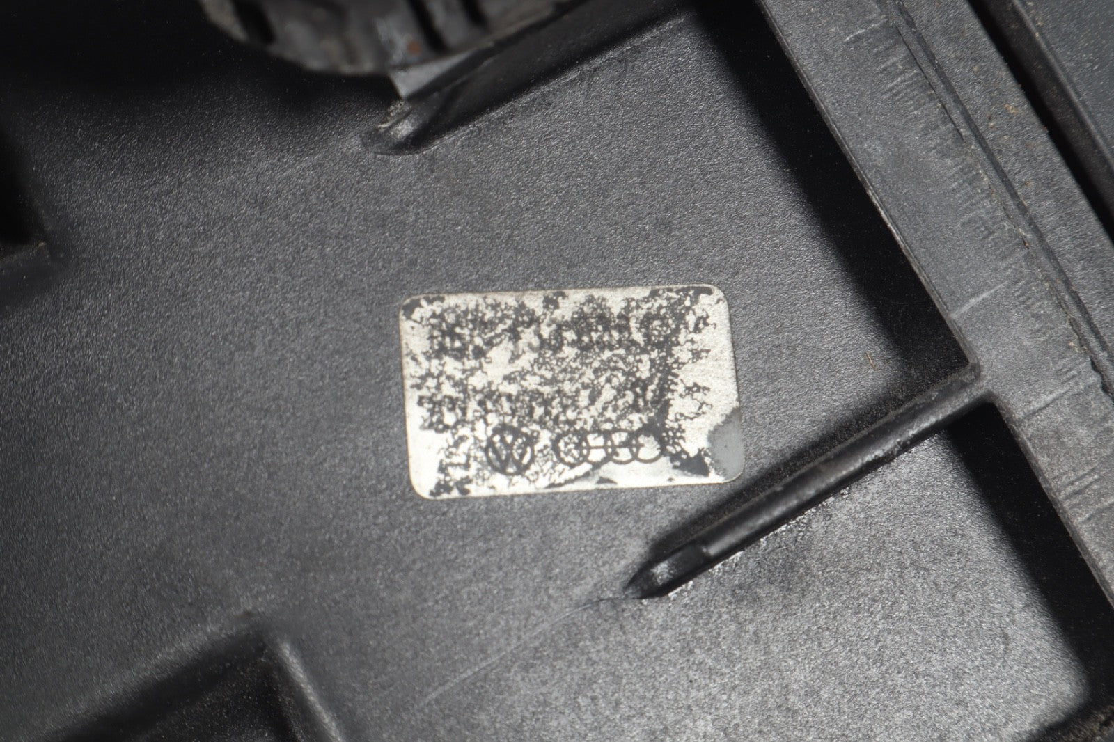 2001-2008 AUDI A4 AIR FILTER BOX TOP 06C133843  OEM