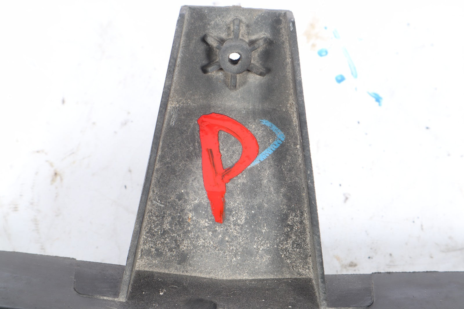 2016-2019 BUICK CASCADA FRONT BUMPER BRACKET OEM 13266647