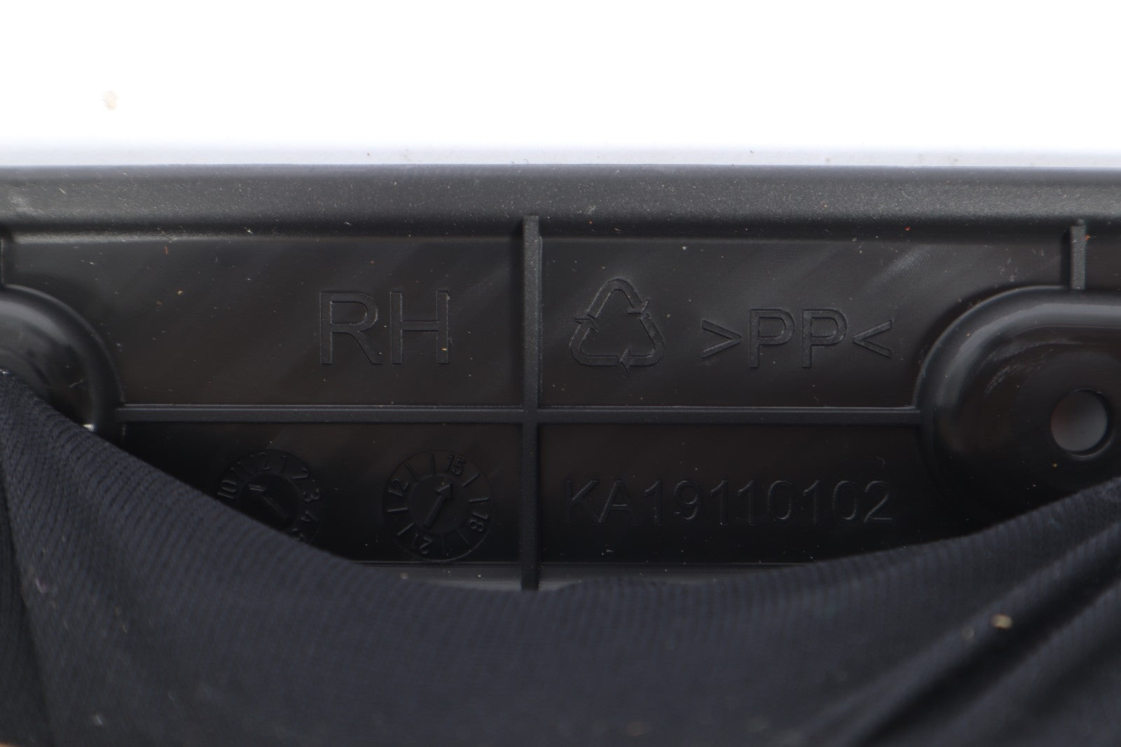 2016–2019 BUICK CASCADA TRUNK COVER OEM KA19110102