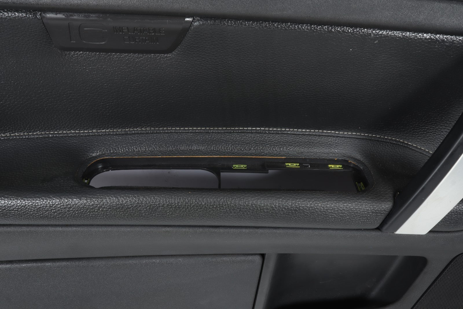 2006 - 2013 VOLVO C70 LEFT FRONT DOOR TRIM PANEL OEM 8676933