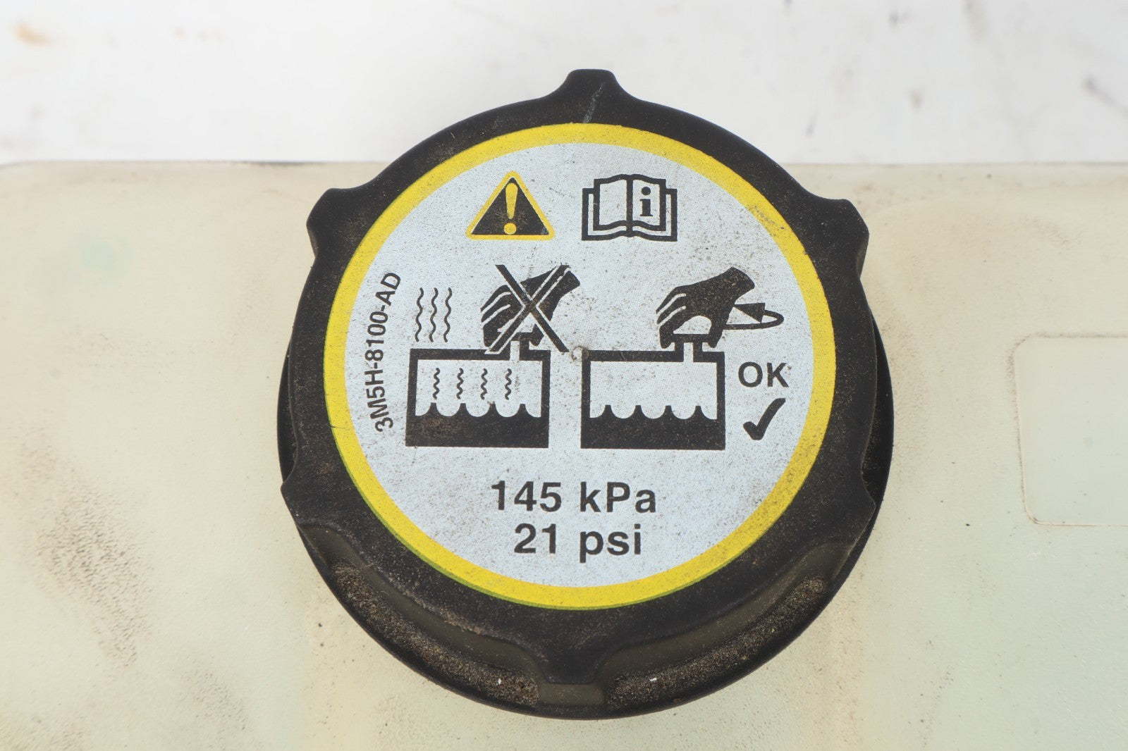 2006-2013 VOLVO C30 C70 ENGINE COOLANT RESERVOIR TANK 3M5H-8100-AD OEM