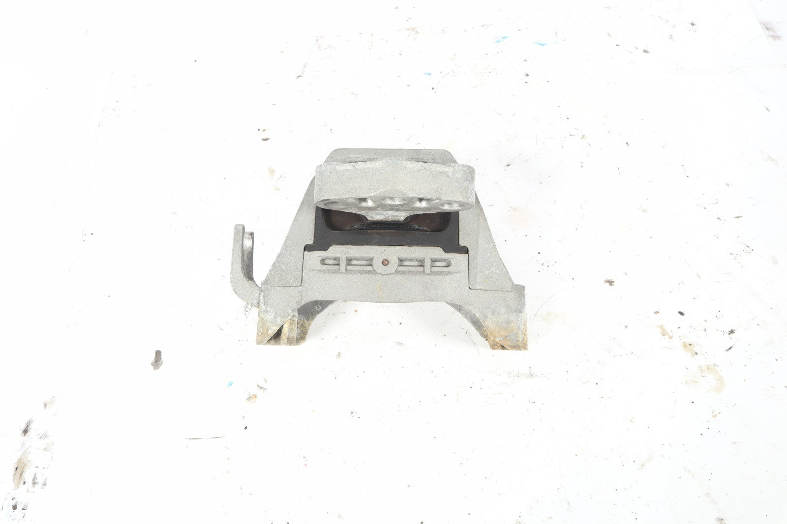 2016–2019 BUICK CASCADA FRONT LEFT ENGINE MOUNT BRACKET OEM