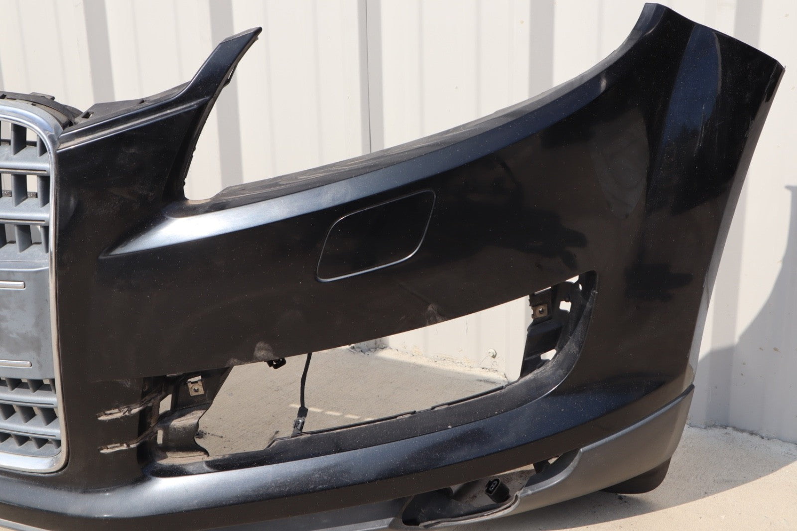 2007-2009 AUDI Q7 4L FRONT BUMPER COVER W/ GRILLE BADGE OEM