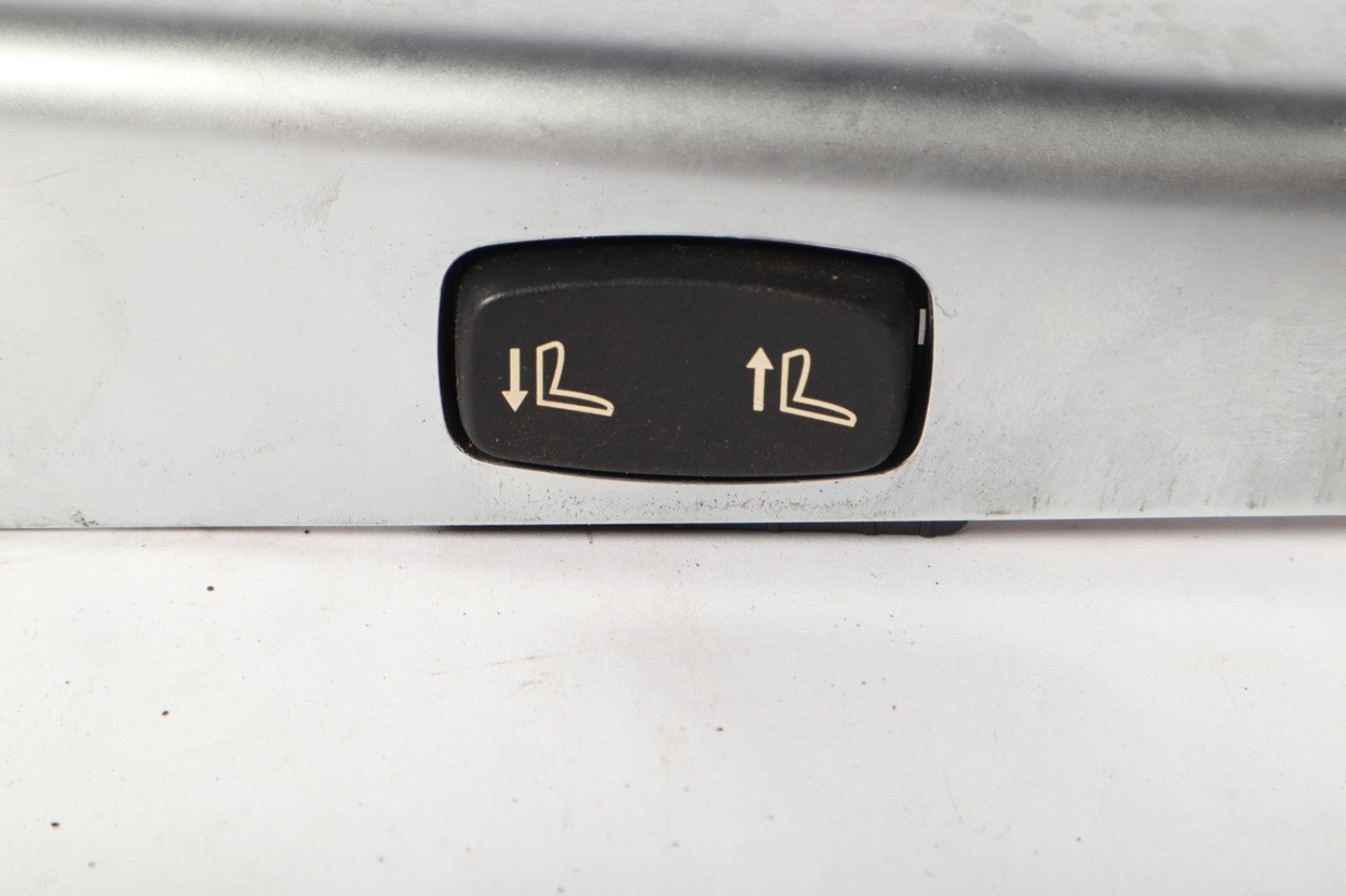 2012-2018 BMW 650i/650i FRONT LEFT DRIVER SIDE SEAT BELT GUIDE TRIM COVER