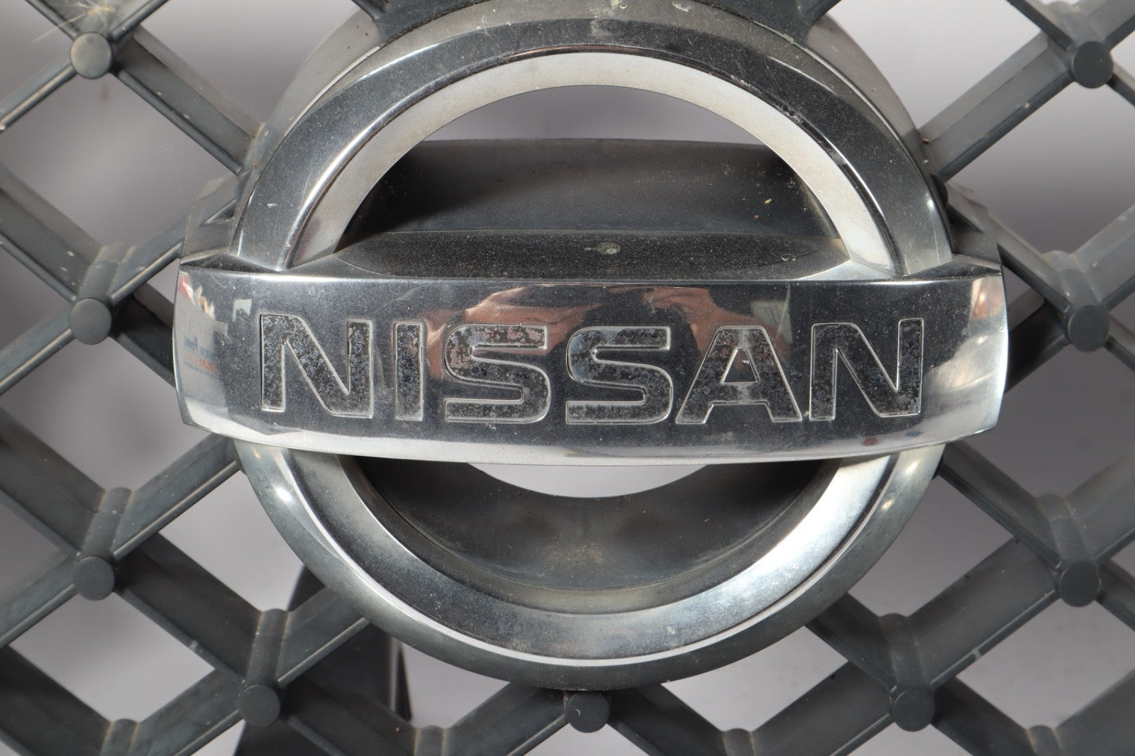 04-07 Nissan Armada Front Bumper Radiator Grille OEM W/Emblem Badge OEM
