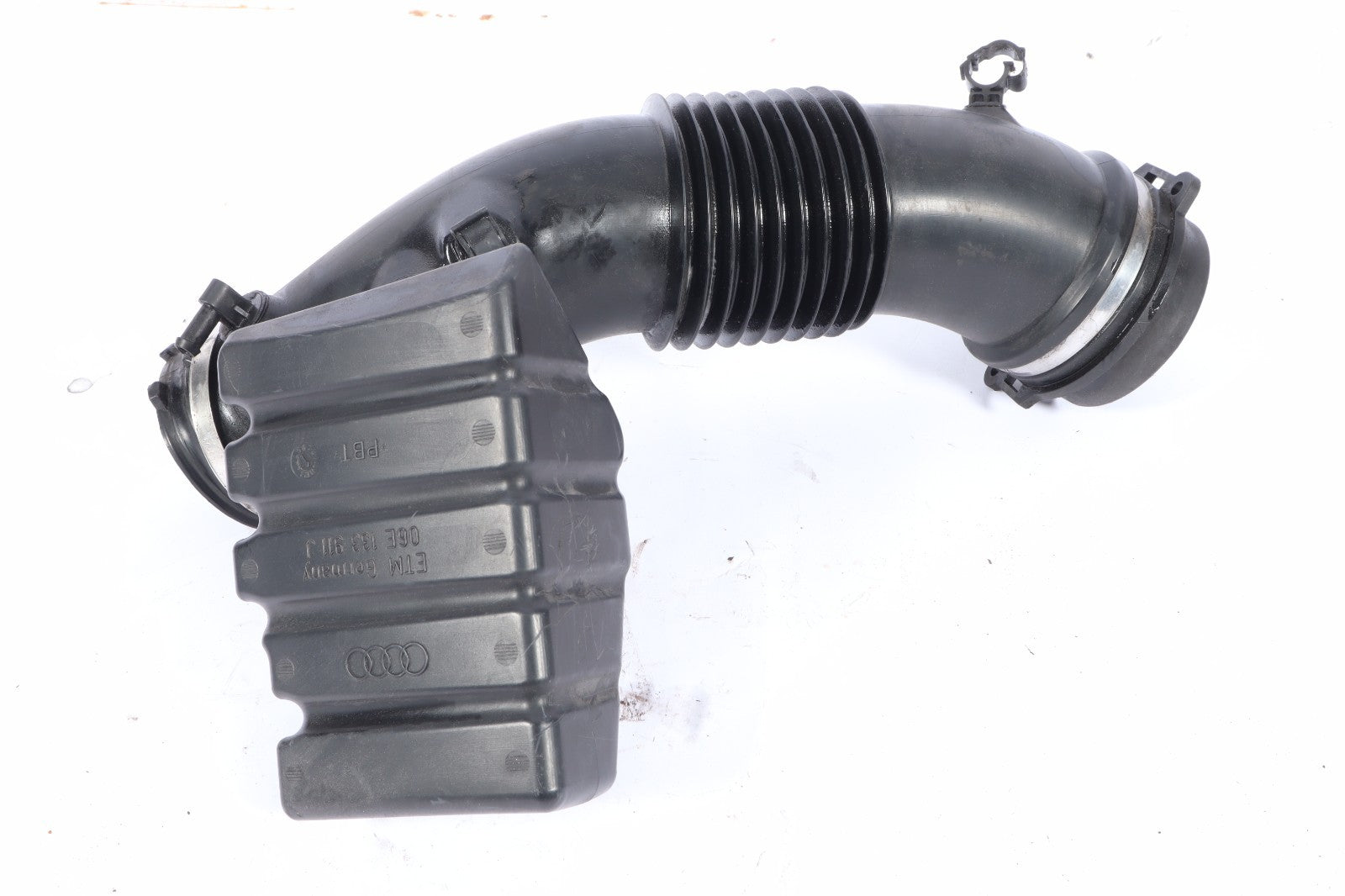 2009-2012 AUDI Q5  INTAKE THROTTLE  BODY HOSE 06E129629J OEM