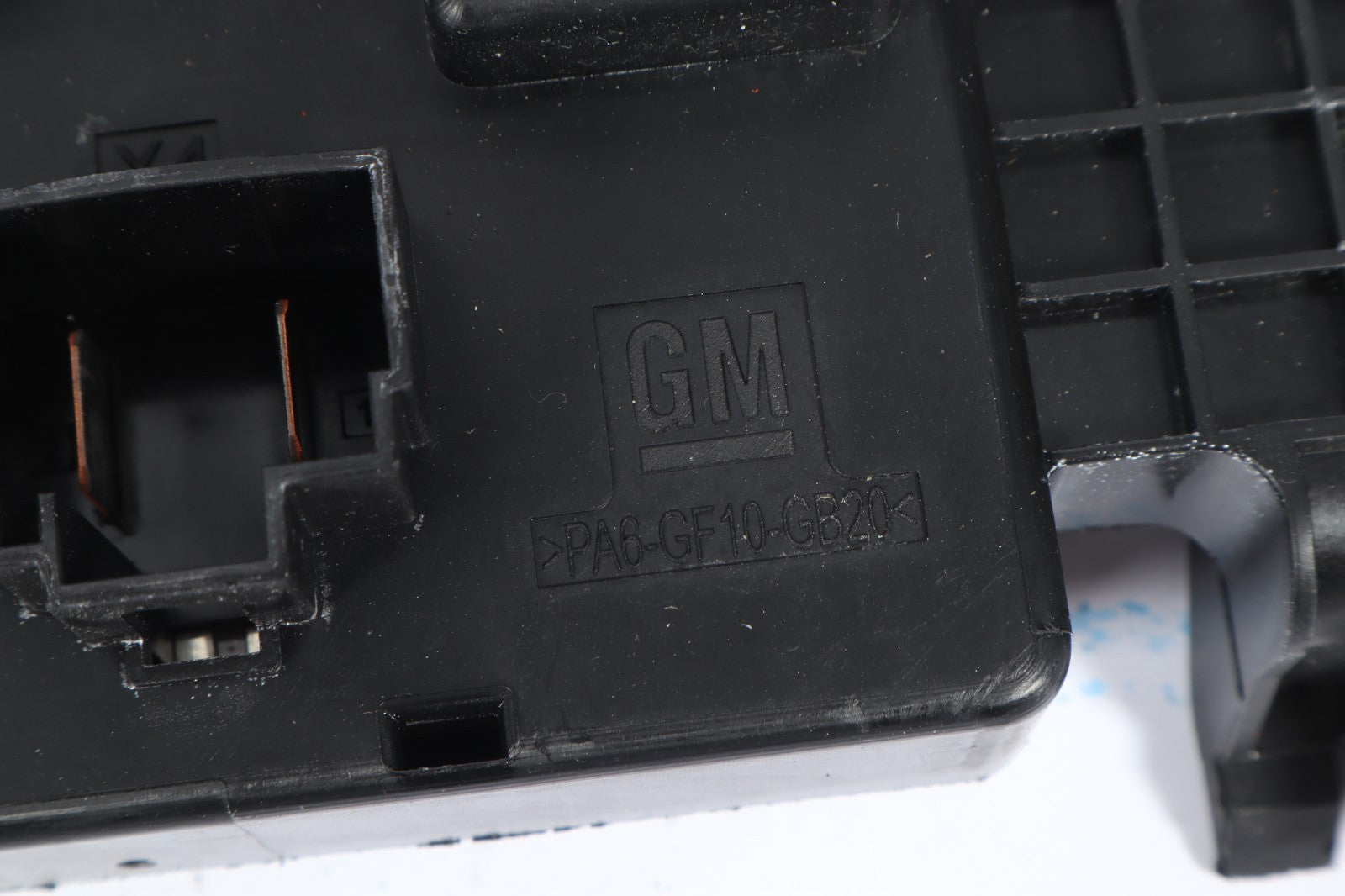 2016–2019 BUICK CASCADA BATTERY FUSE TERMINAL BLOCK OEM 365927271