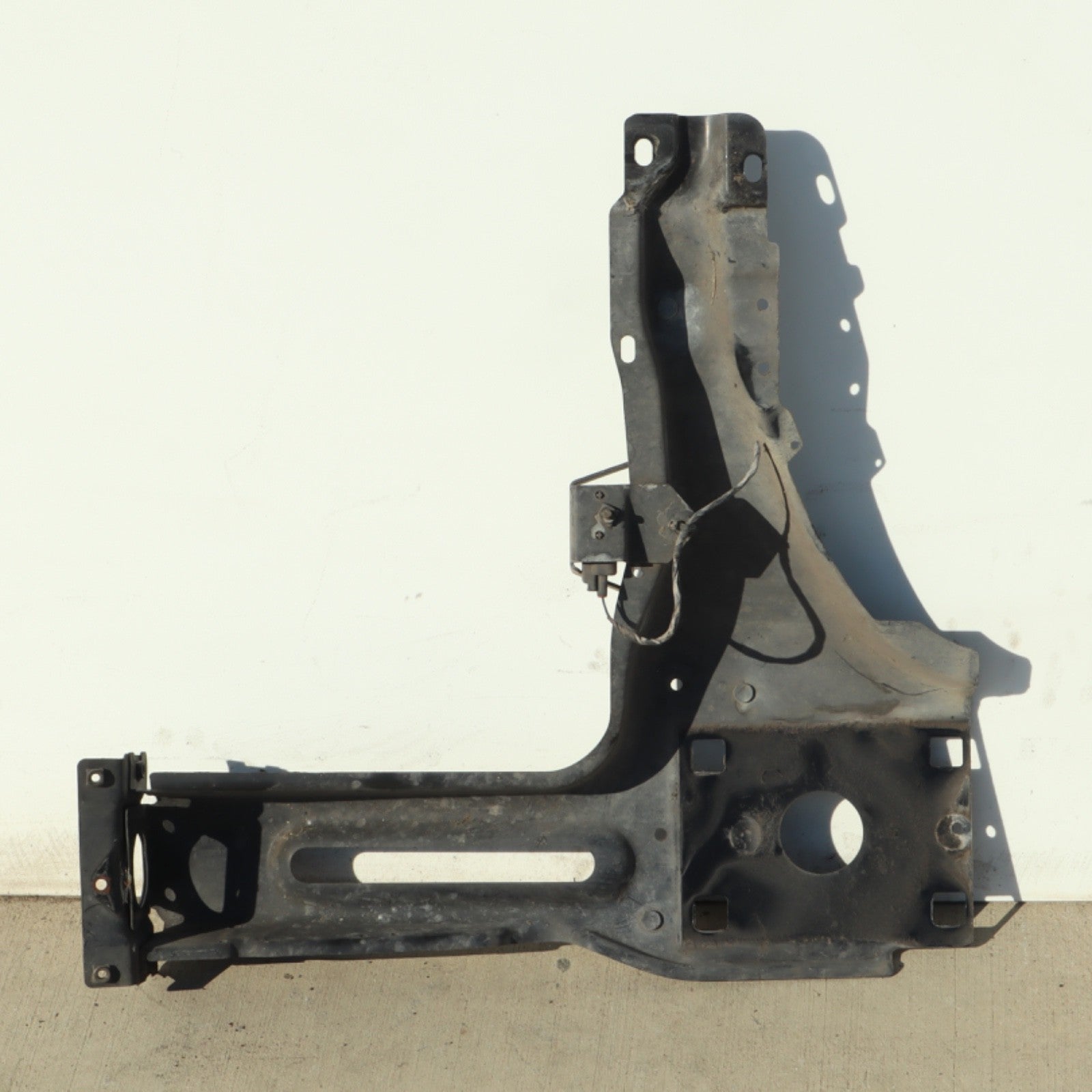 2007-2012 LAND ROVER RANGE ROVER RADIATOR RIGHT SIDE SUPPORT CORE BRACKET OEM