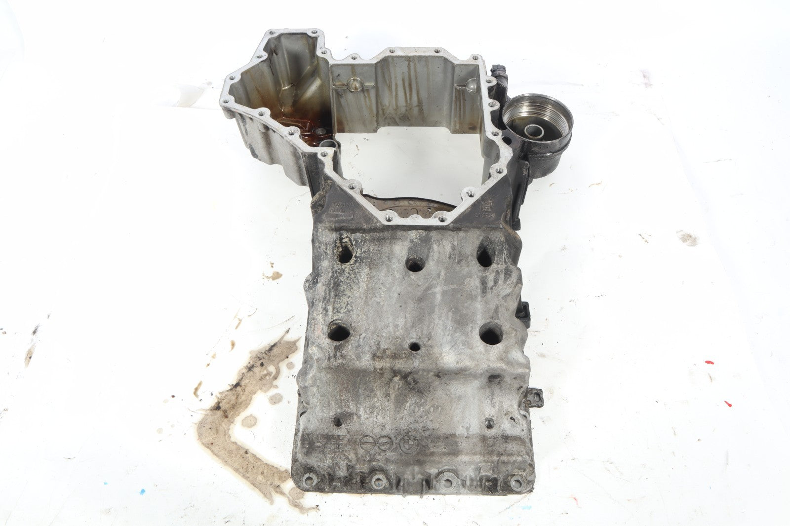 2009-2019 BMW 550i 650i 750i X5 X6 UPPER OIL PAN OEM 51750610
