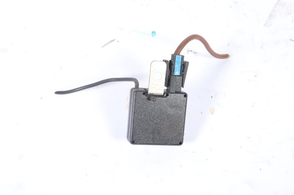 2003-2006 Land Rover Range Radio Antenna Suppression Filter Module XUE000030 OEM