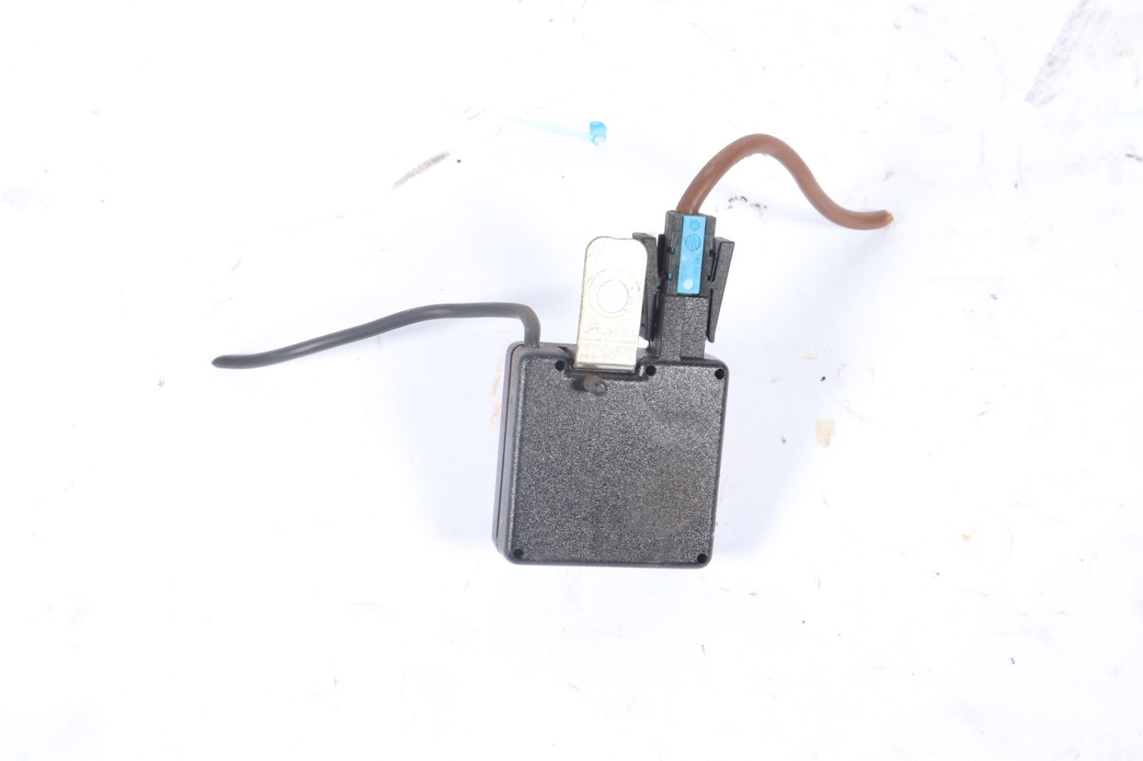 2003-2006 Land Rover Range Radio Antenna Suppression Filter Module XUE000030 OEM