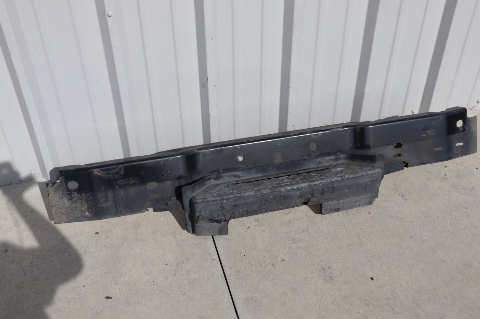 2005-2007 NISSAN ARMADA REAR BUMPER REINFORCEMENT PLATE OEM