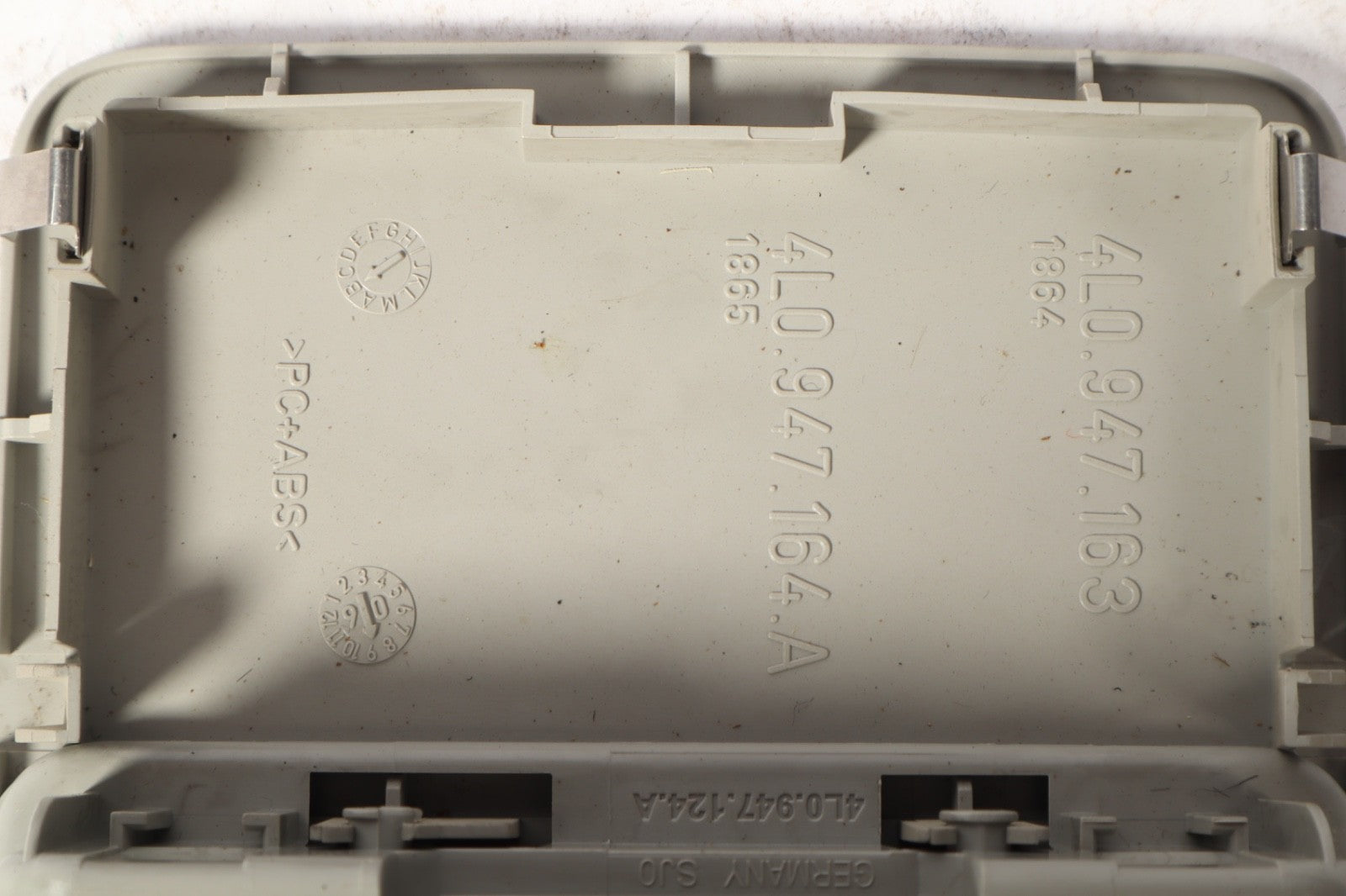 2007 - 2015 AUDI Q7 4L INTERIOR OVERHEAD CONSOLE LIGHT LAMP REAR 4L0947164A OEM
