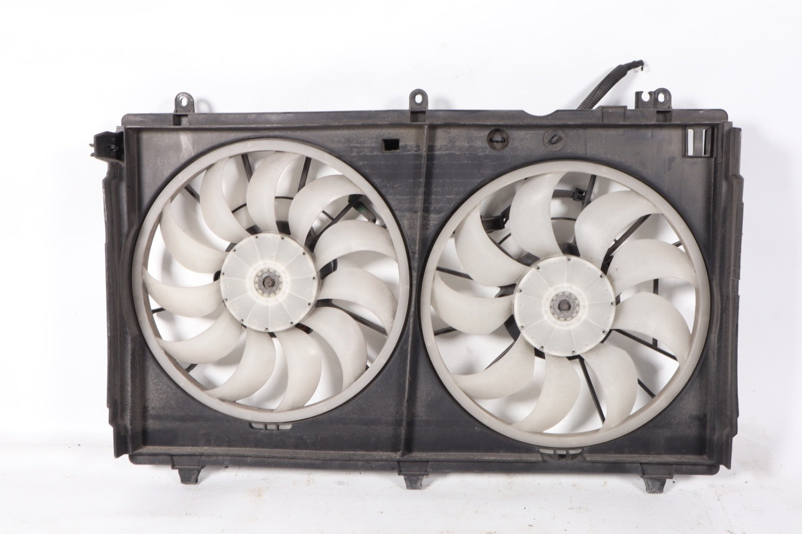 2016 - 2020 MITSUBISHI OUTLANDER 2.4L RADIATOR COOLING FAN MOTOR & SHROUD OEM