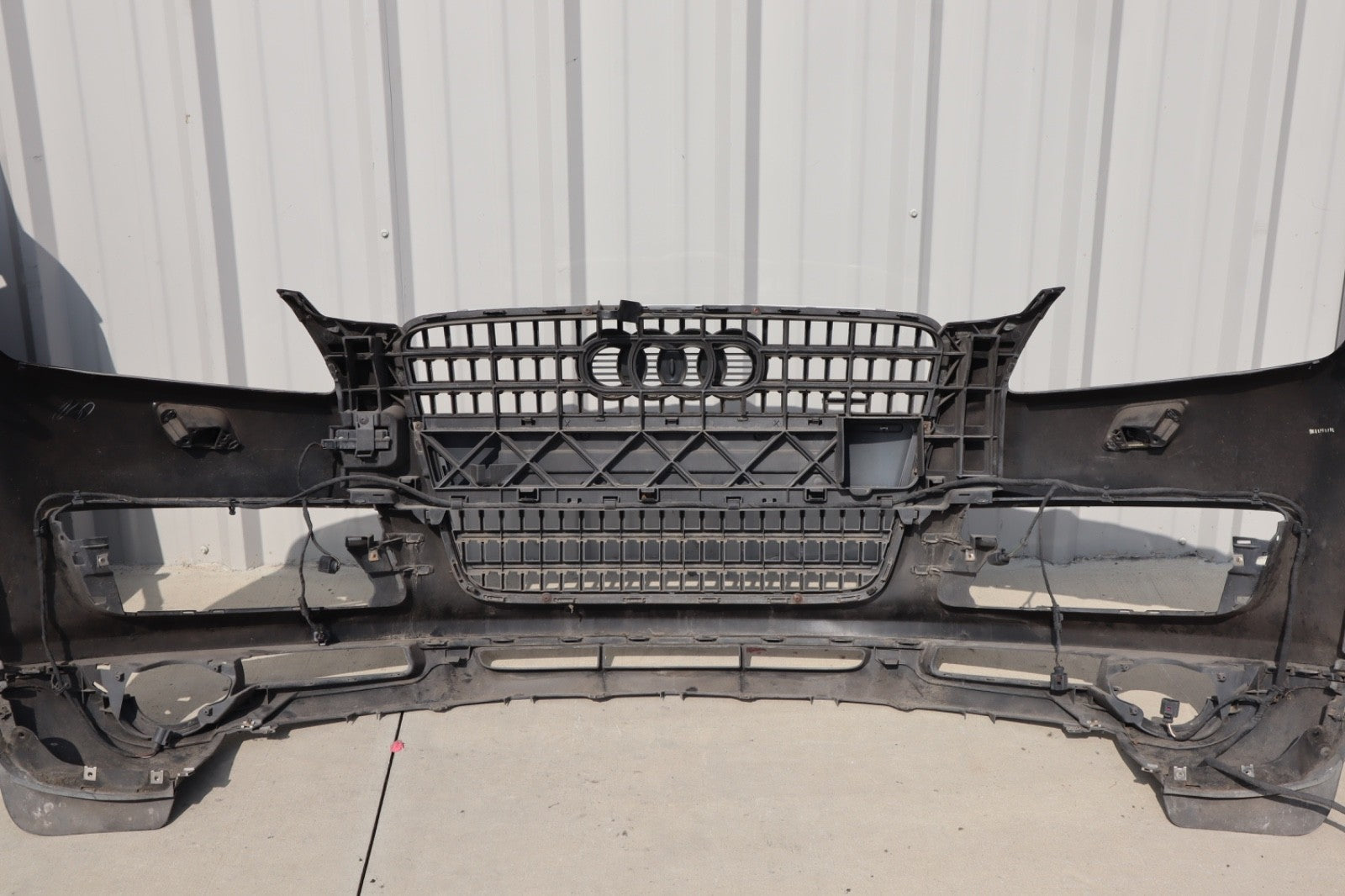 2007-2009 AUDI Q7 4L FRONT BUMPER COVER W/ GRILLE BADGE OEM