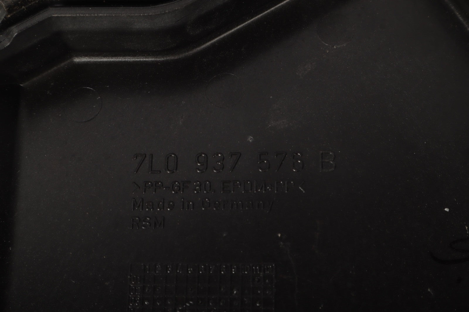 2011–2015 AUDI Q7 3.0L LEFT UPPER ENGINE FUSE BOX RELAY LID COVER OEM 7L0937576B