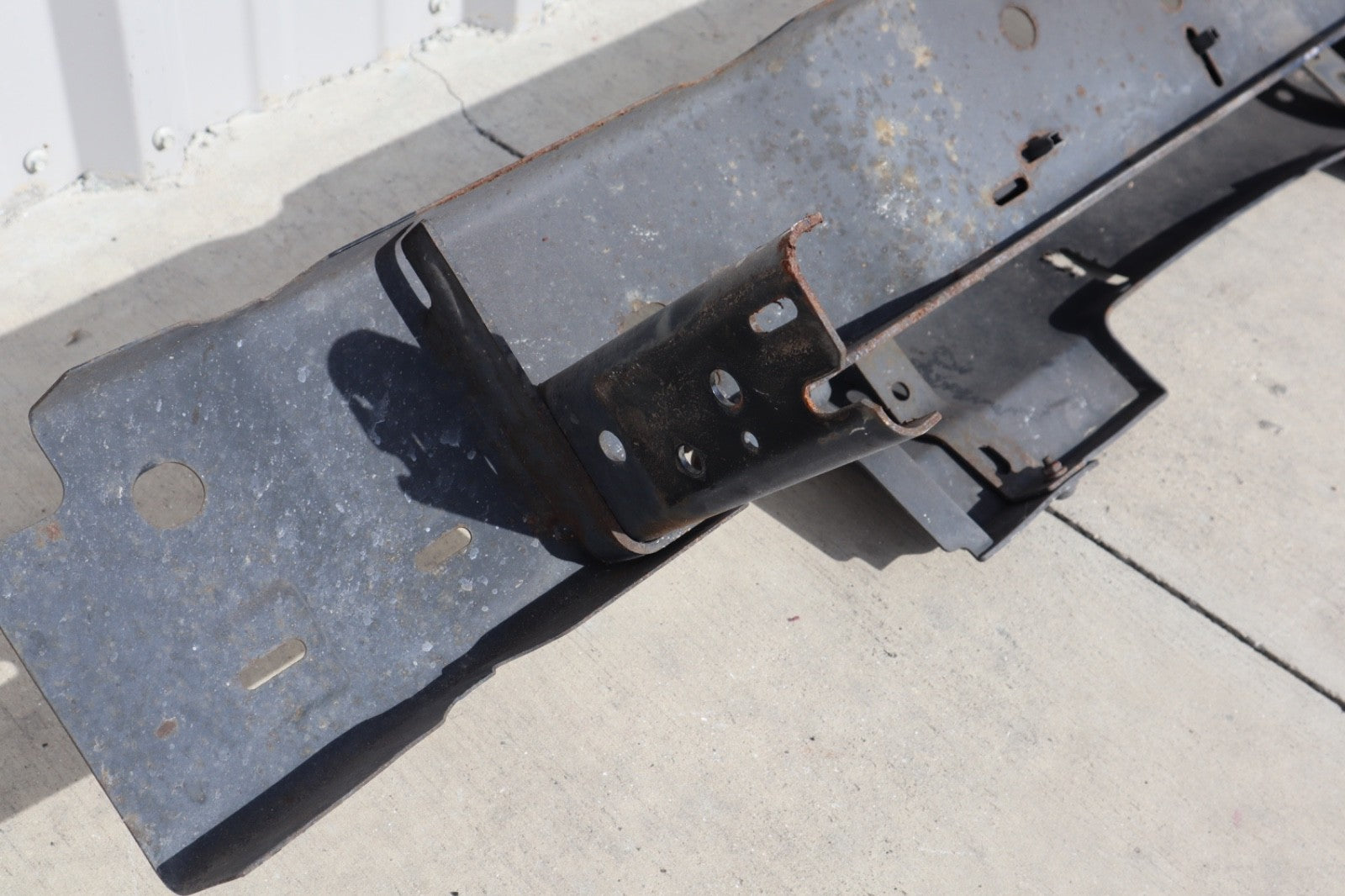 2005-2007 NISSAN ARMADA REAR BUMPER REINFORCEMENT PLATE OEM