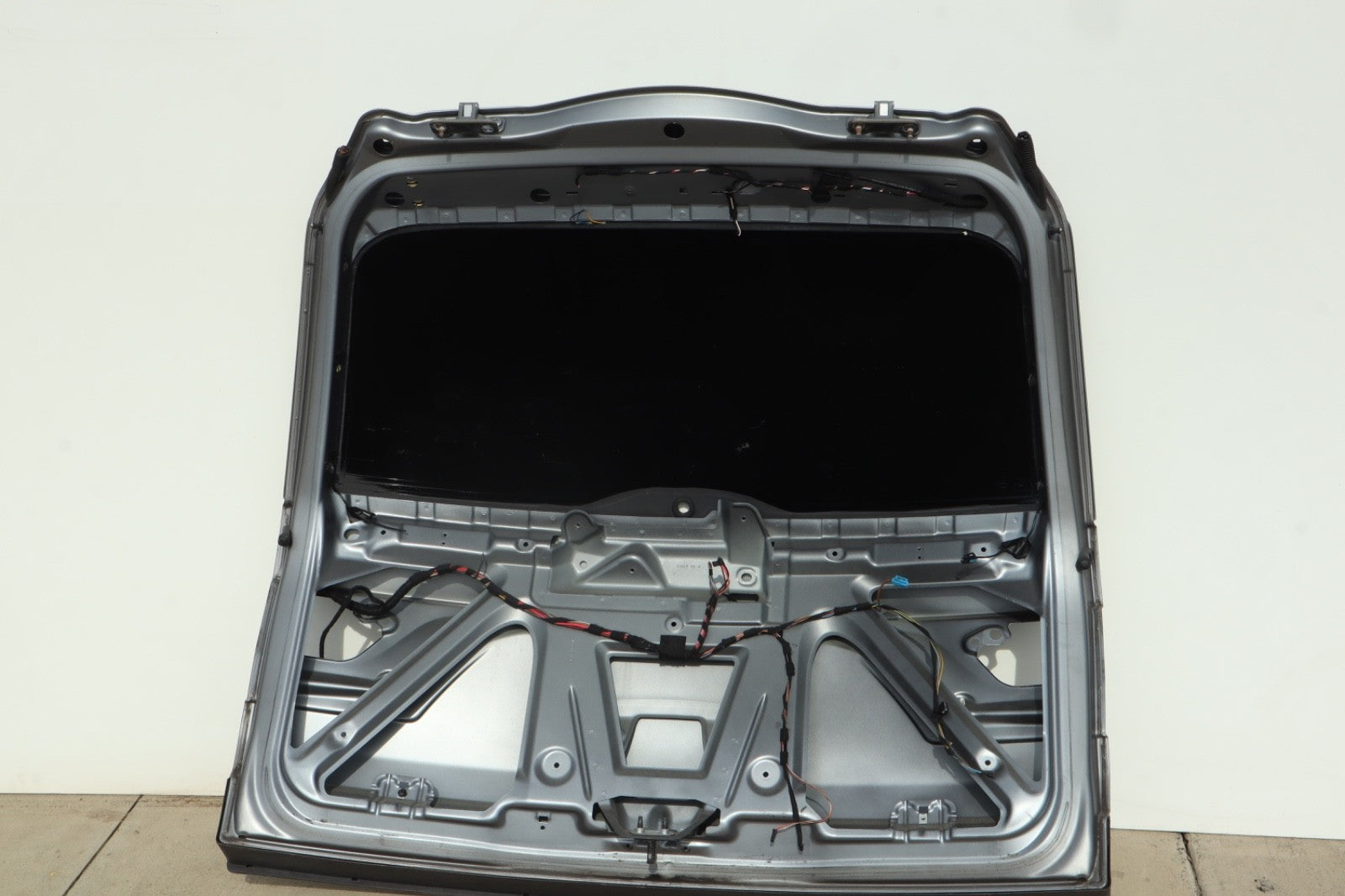 2007-2010 BMW E83 X3 REAR TRUNK LID LIFTGATE TAILGATE W/ GLASS OEM