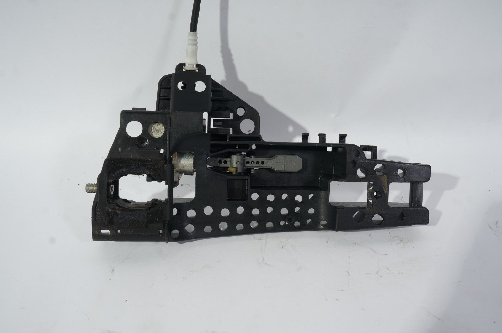 2012-2018 AUDI A6 C7 A7 REAR LEFT DRIVER SIDE EXTERIOR DOOR HANDLE BRACKET OEM