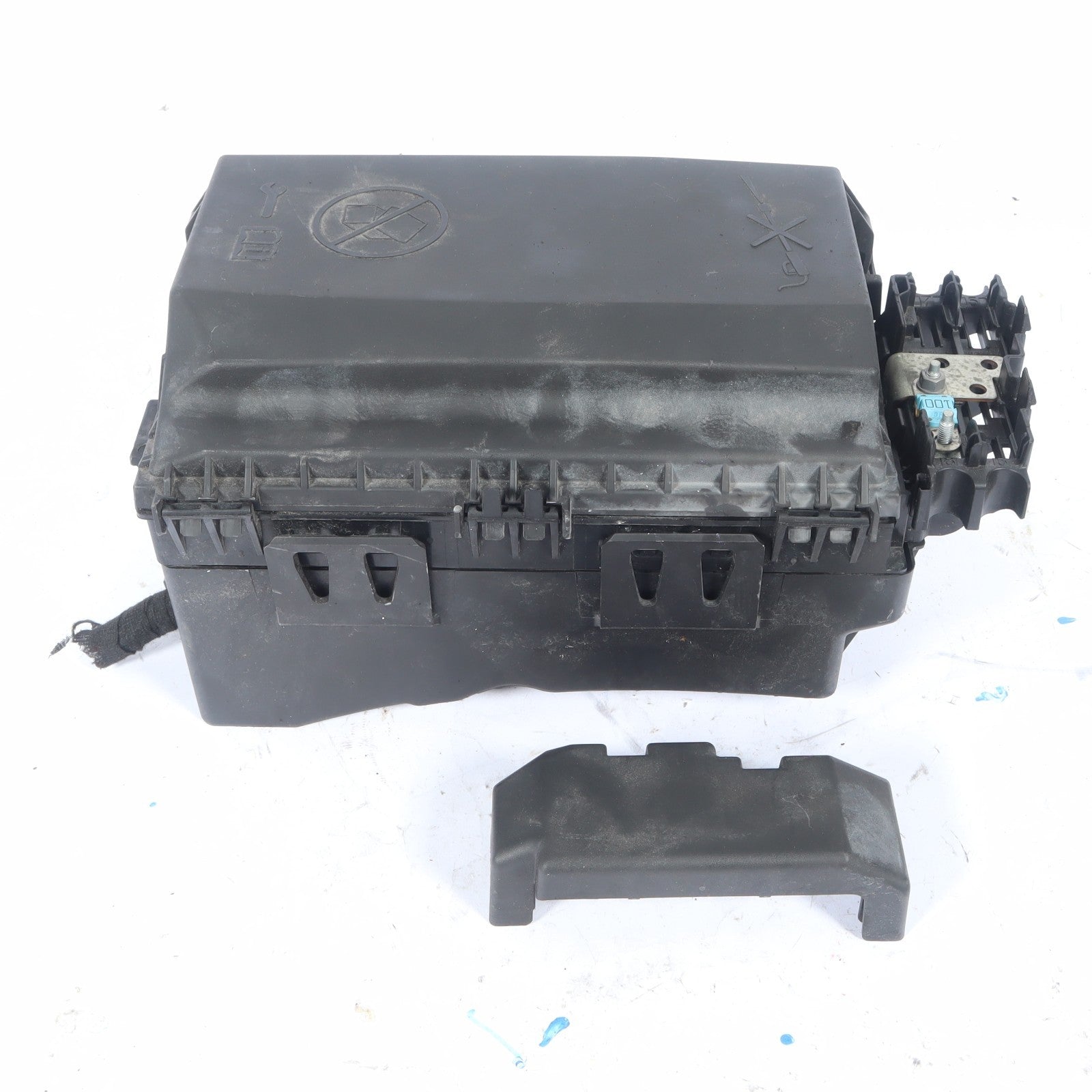 2016-2018 BUICK CASCADA FUSE BOX OEM