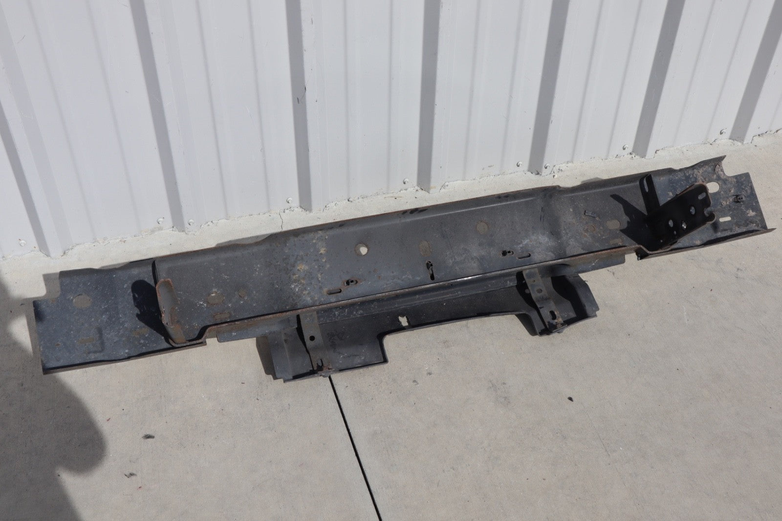 2005-2007 NISSAN ARMADA REAR BUMPER REINFORCEMENT PLATE OEM