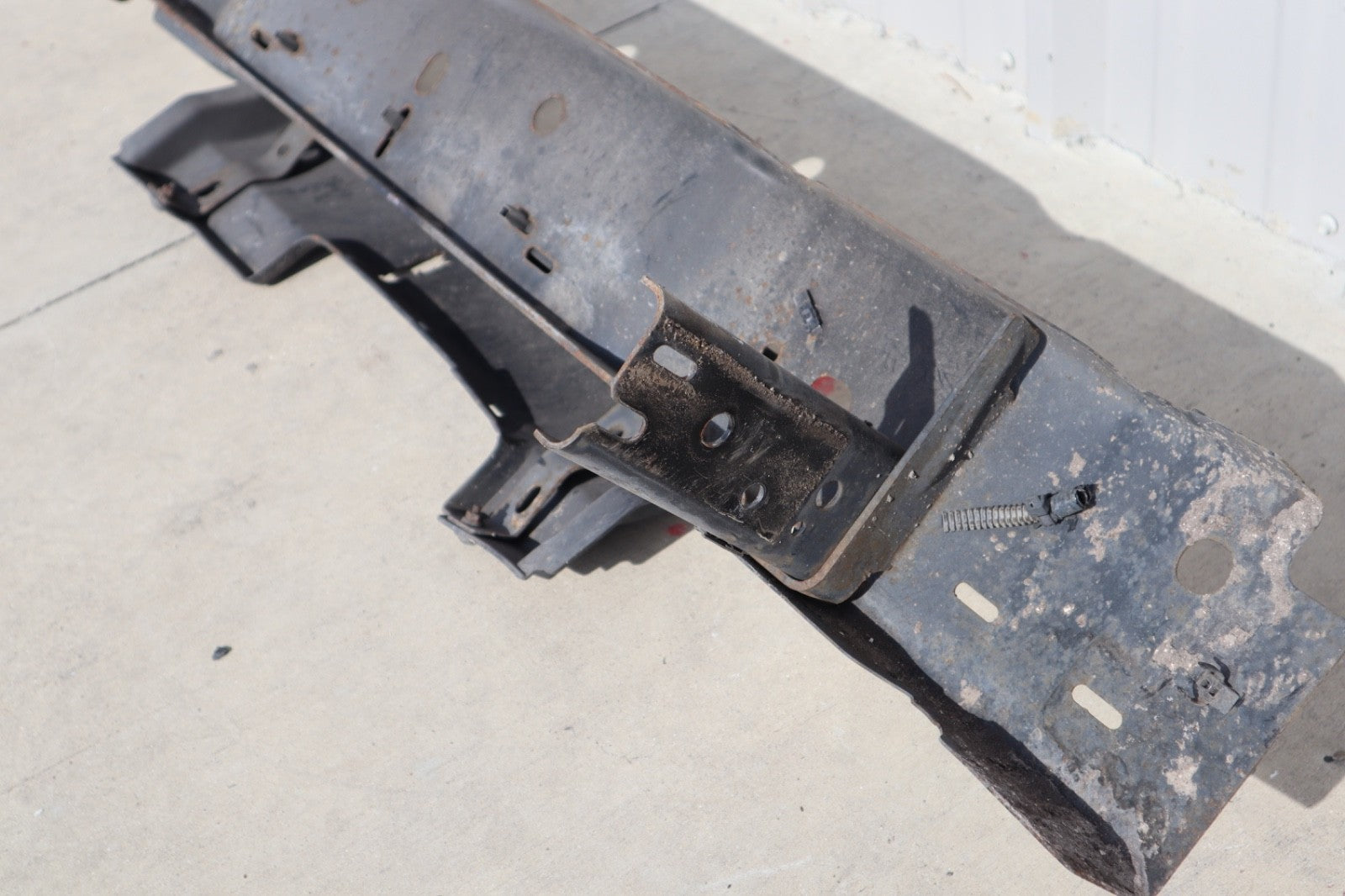 2005-2007 NISSAN ARMADA REAR BUMPER REINFORCEMENT PLATE OEM