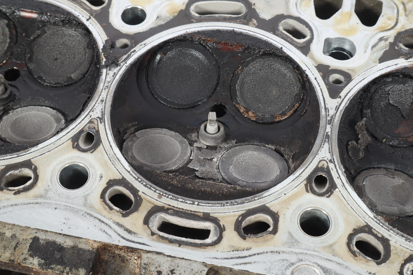 08-17 BMW F12 650i 750i 550i X6 N63 4.4L V8 ENGINE CYLINDER HEAD RIGHT SIDE OEM