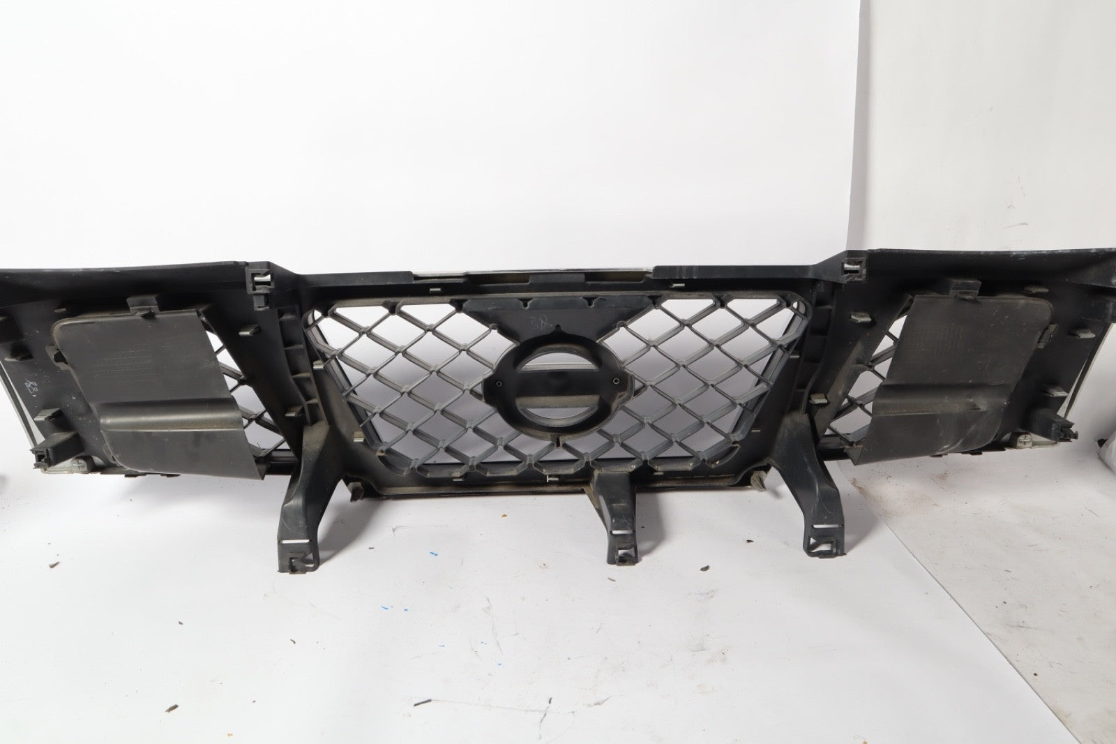04-07 Nissan Armada Front Bumper Radiator Grille OEM W/Emblem Badge OEM
