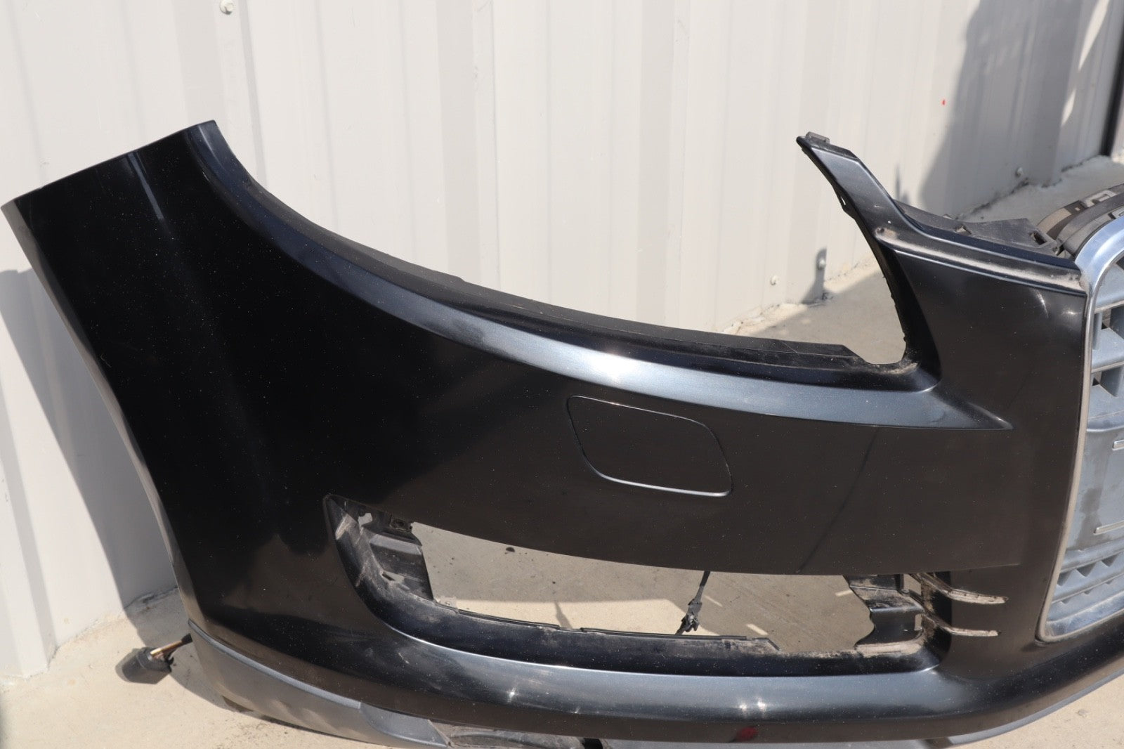 2007-2009 AUDI Q7 4L FRONT BUMPER COVER W/ GRILLE BADGE OEM