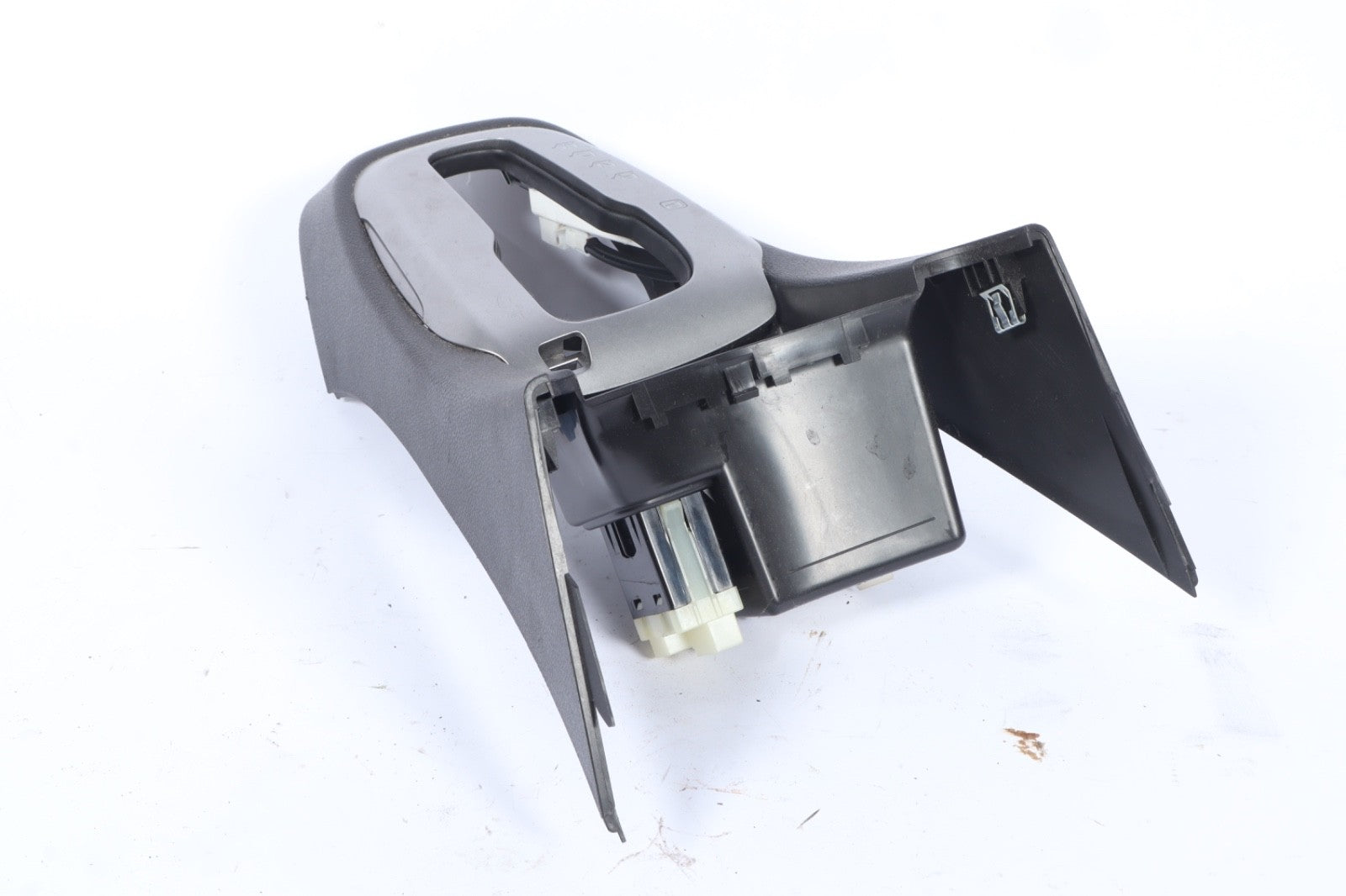 2012-2019 CHEVROLET SONIC CENTER CONSOLE BEZEL TRIM OEM 42589690