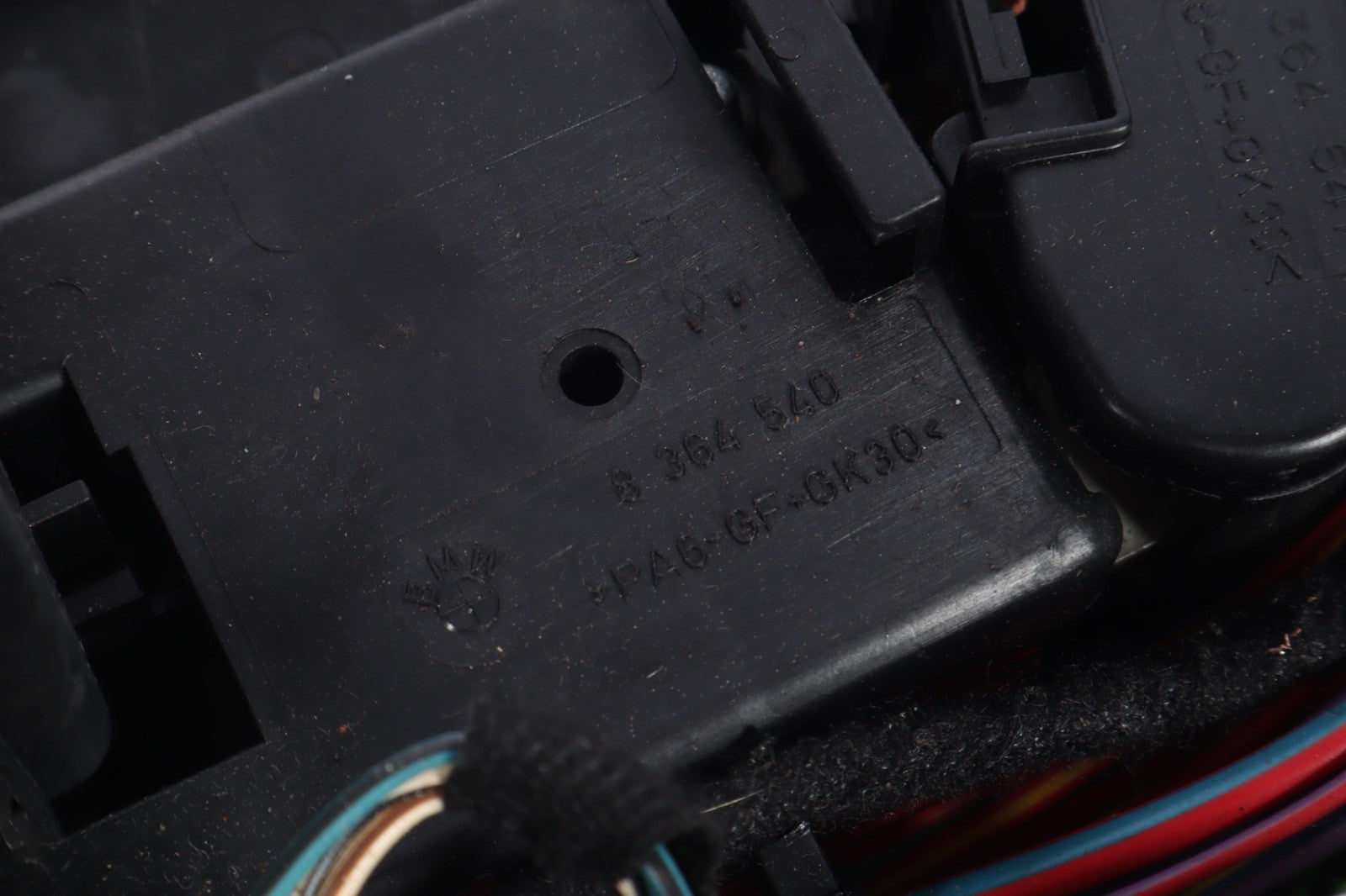 2004-2010 BMW X3 ENGINE FUSE RELAY BOX 8364540  OEM