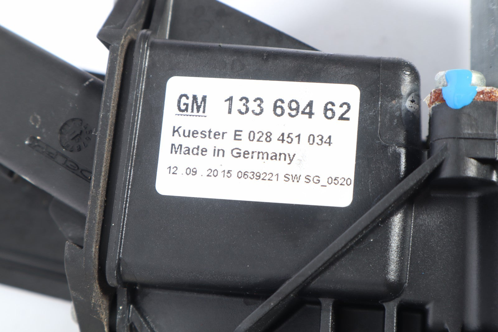 2016-2019 BUICK CASCADA FRONT RIGHT DOOR WINDOW REGULATOR W/ MOTOR OEM 13369462