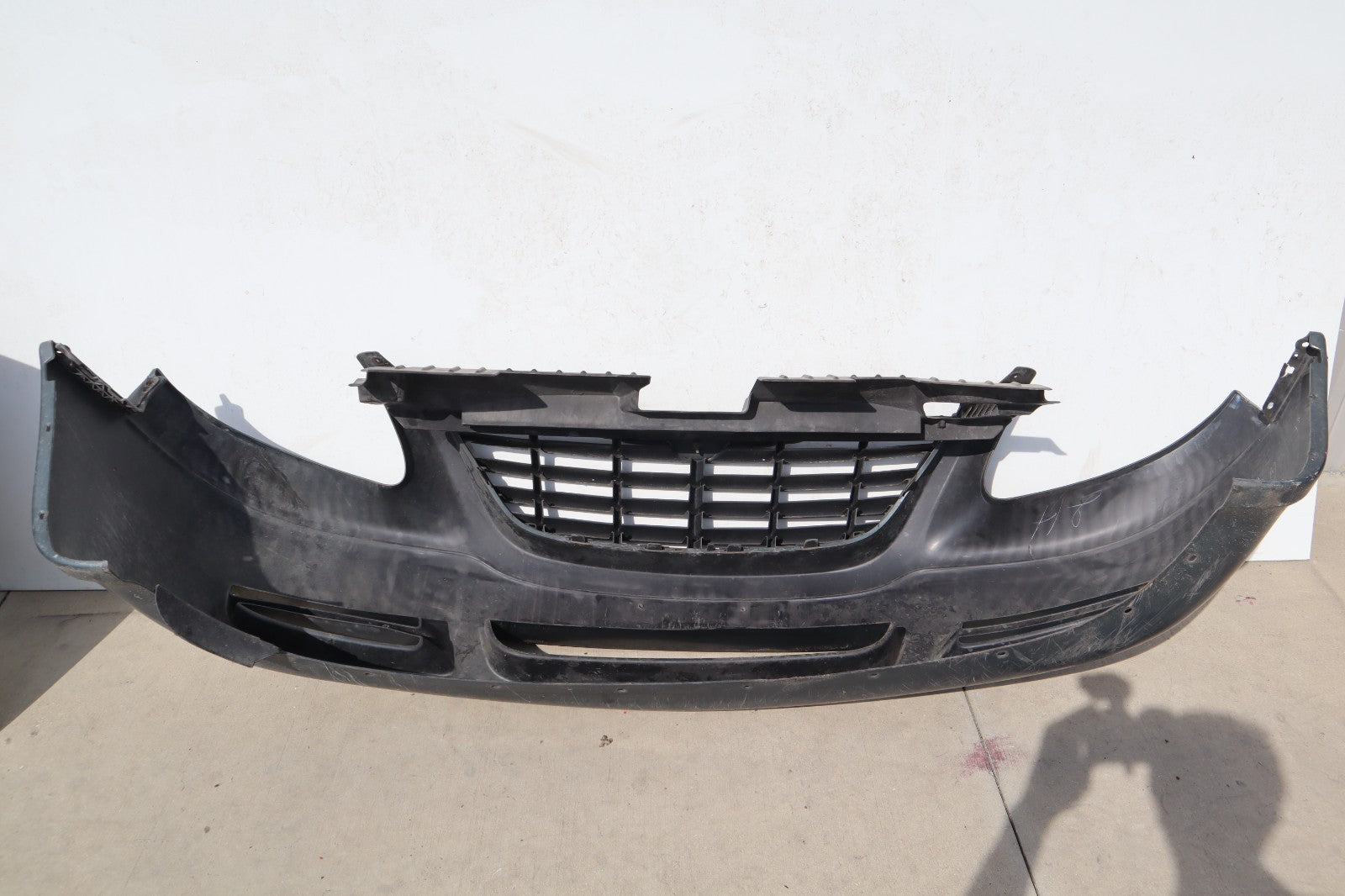 2001-2004 CHRYSLER TOWN & COUNTRY FRONT BUMPER COVER OEM ONLY PICK UP!!!