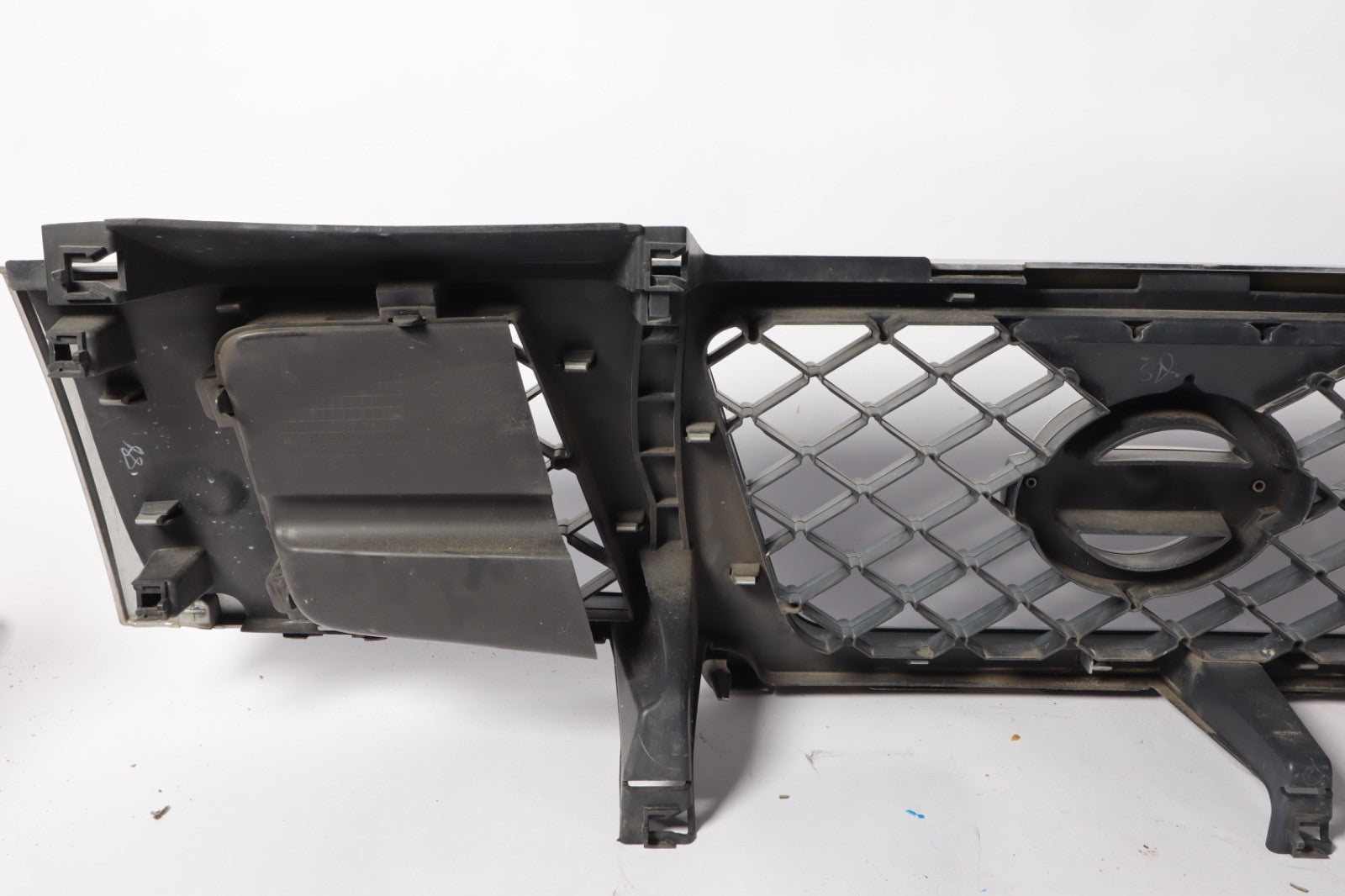 04-07 Nissan Armada Front Bumper Radiator Grille OEM W/Emblem Badge OEM