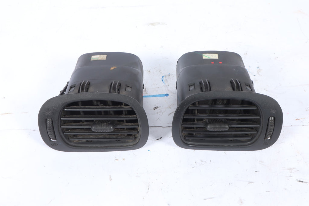 2004 -2007 DODGE CARAVAN CHRYSLER TOWN COUNTRY AIR VENT RIGHT LEFT SIDE DASH OEM