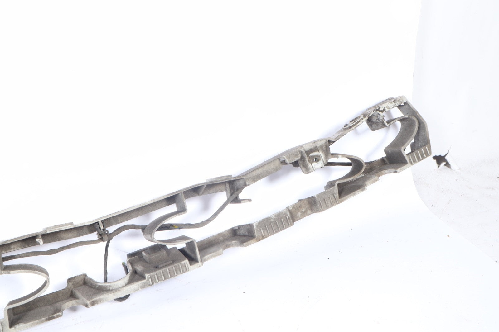 2004 - 2010 BMW X3 E83  REAR CENTER BUMPER MOUT BRACKET 3414404 OEM