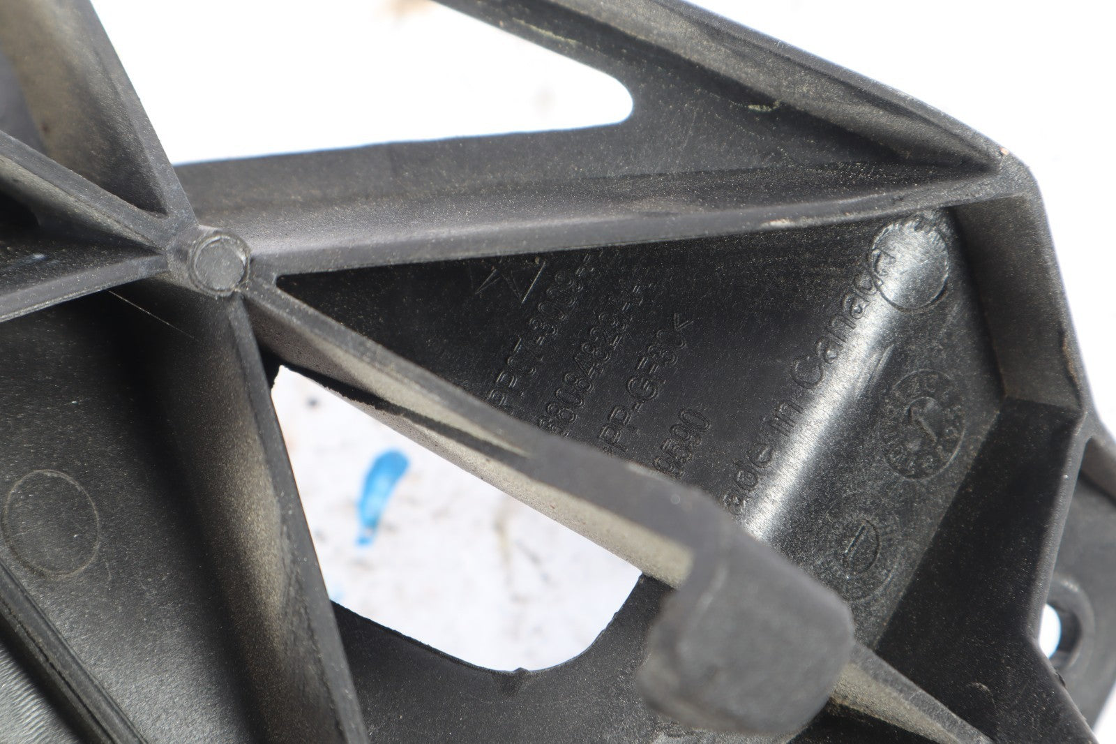 2011-2020 DODGE GRAND CARAVAN FRONT LEFT DRIVER SIDE FENDER BRACKET SUPPORT OEM