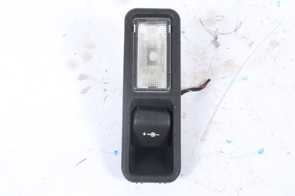 2003-2009 Range Rover HSE Rear Right Trunk Light Lamp Socket OEM 7027276