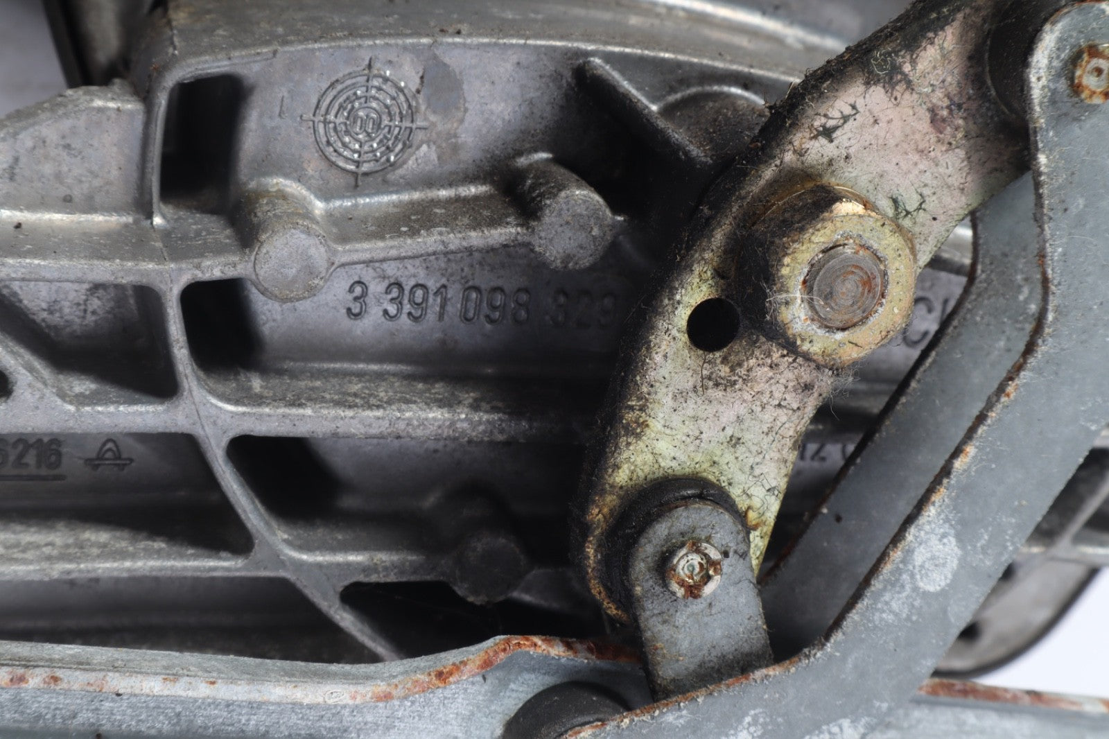 1997-2002 MERCEDES  CLK320 CLK430  WINDSHIELD WIPER MOTOR BOSCH OEM
