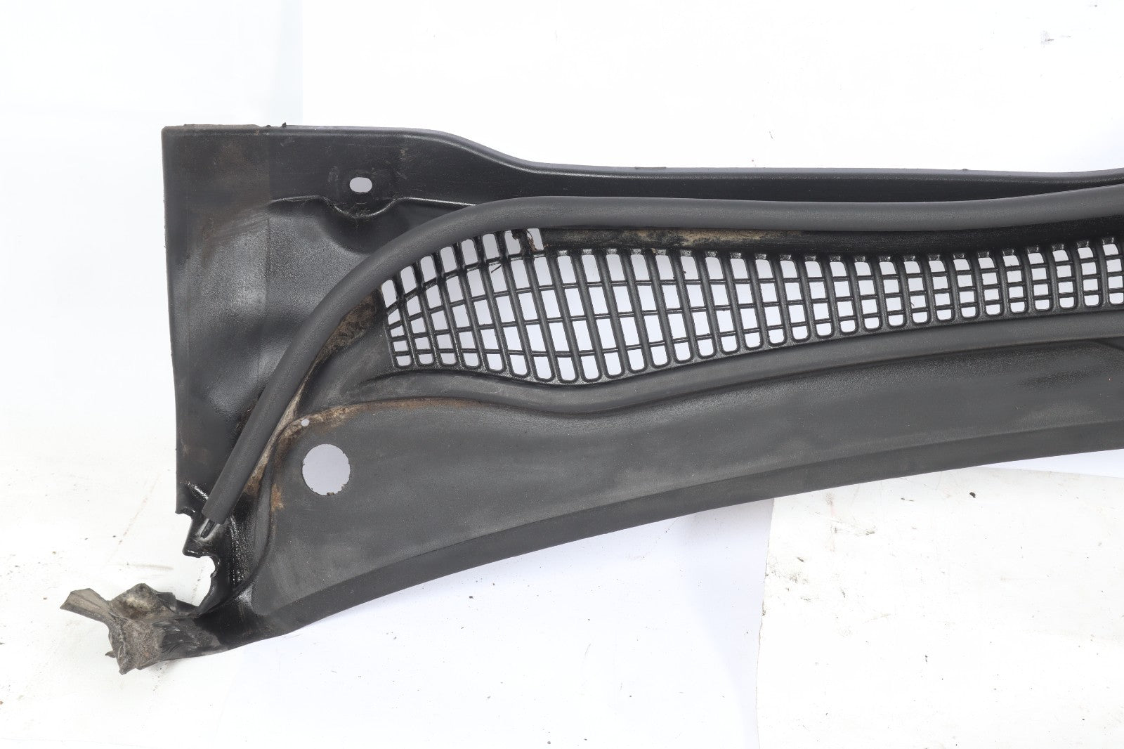 2006 - 2013 VOLVO C70 FRONT WINDSHIELD COWL COVER GRILLE PANEL TRIM OEM